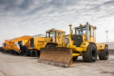 dos-tractores-ruedas-pesadas-excavadora-otra-maquinaria-construccion.jpg