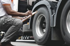 lista-verificacion-detalles-inspeccion-conductor-camion-seguridad-neumaticos-camion.jpg