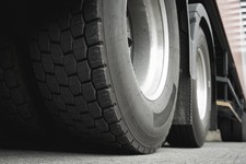 primer-plano-neumaticos-camion-transporte-camiones-industria-carga.jpg