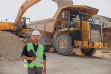 trabajador-sexo-masculino-bulldozer-cantera-arena (1).jpg