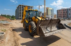 tractor-amarillo-sitio-construccion-establece-postes-campo.jpg